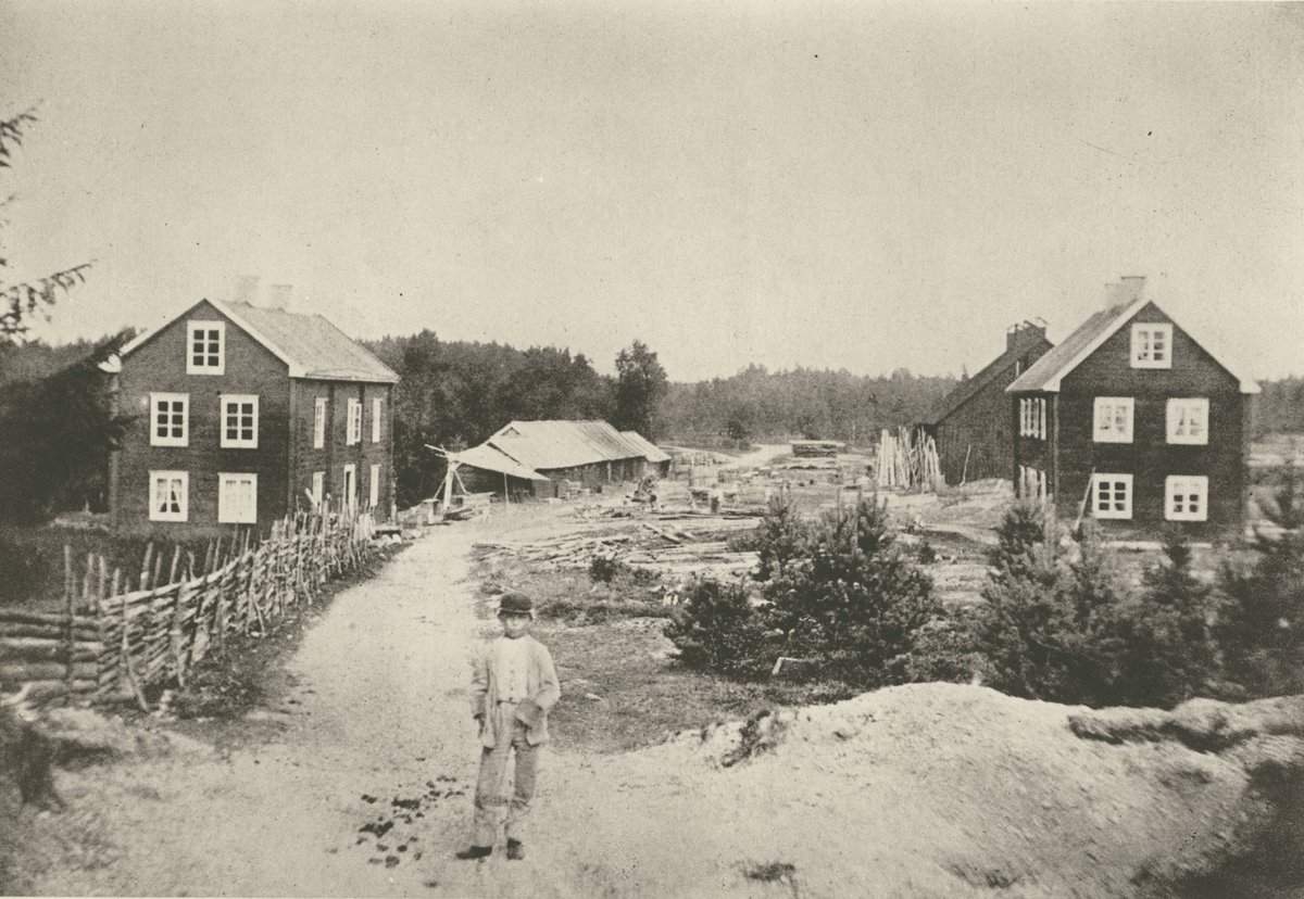 Pukebergs glasbruk. Till vänster boningshus och lagerskjul. Till höger äldsta hyttan, nerbrunnen 1888, och arbetarbostad, nerbrunnen 1895.