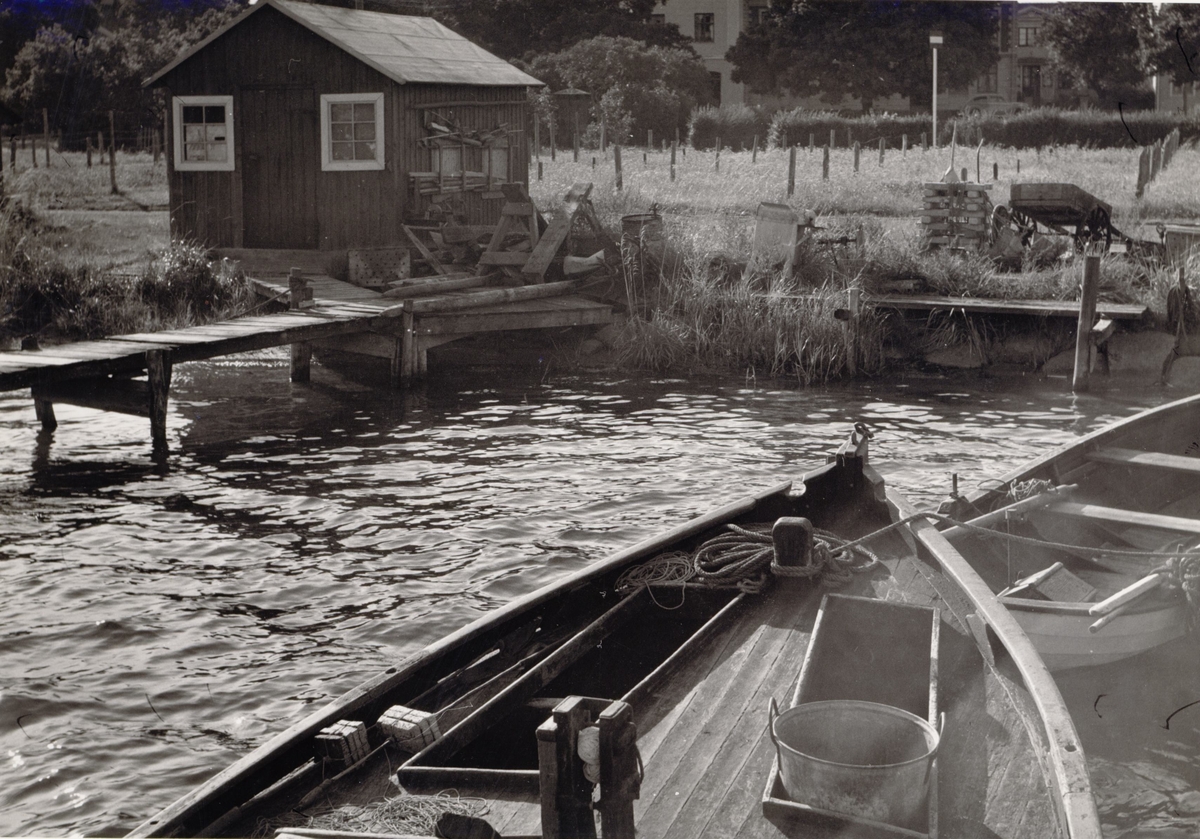 Båtar vid brygga vid Ängö fiskeläge.