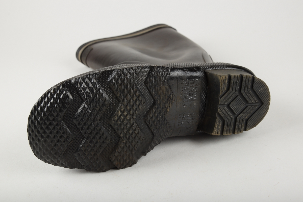 Et par gummistøvler i original eske. Refleksbånd i øvre kant.