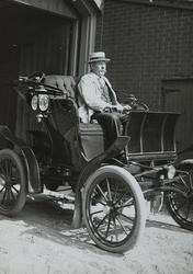 "Sjåfør" baker Olaus Johannessen, bil, automobil,  elektrisk