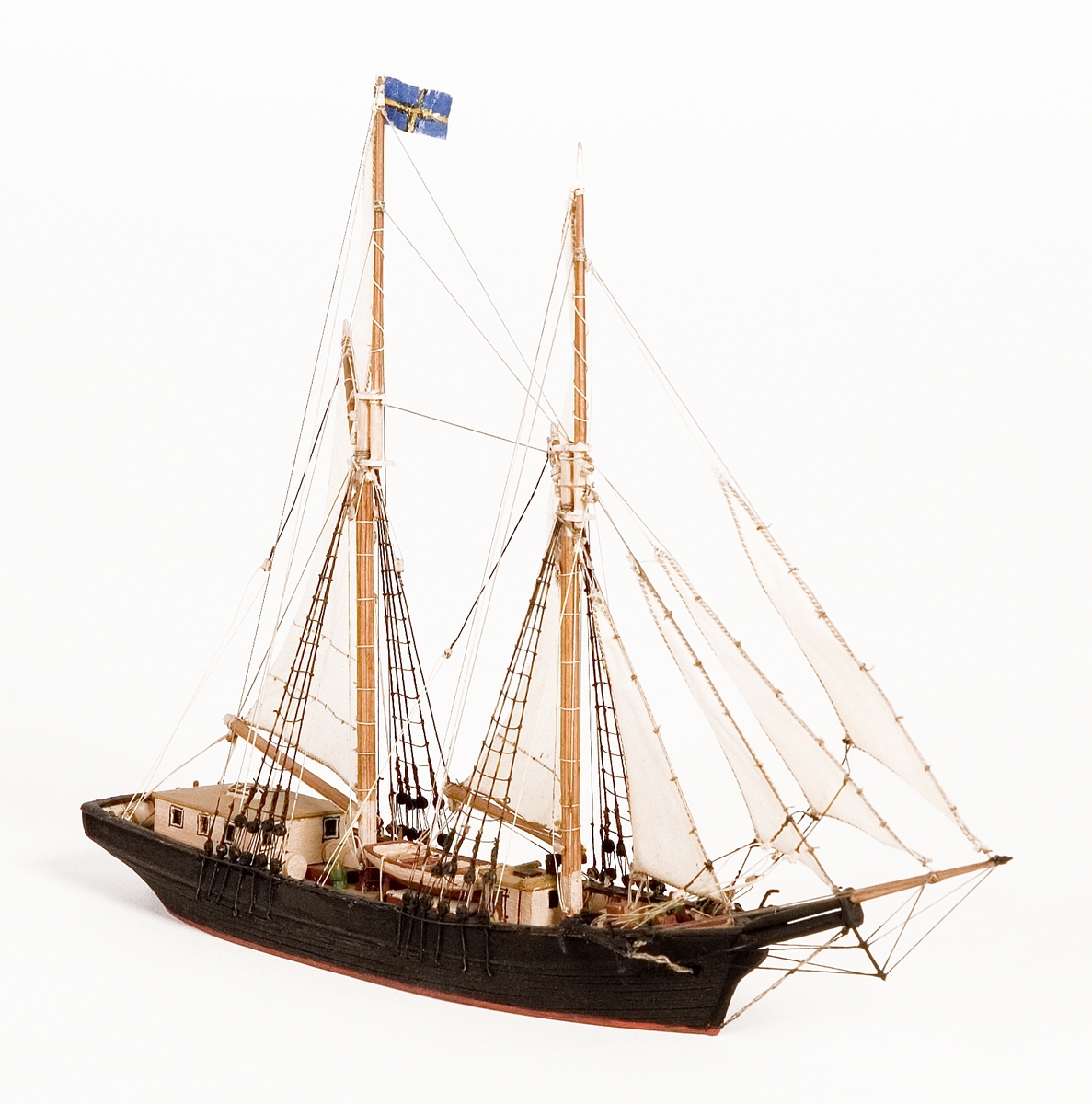 Modell av skonare. Fartygstypen användes för Östersjöfart i början av 1900-talet och var av vanlig typ.Föremålets form: Vattenlinjemodell