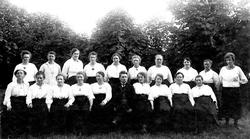 Sarpsborg Damekor, antakelig oppstilt i parken bak gamle Fol