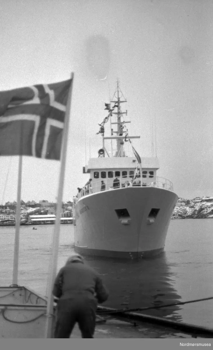 Fra skipsdåpen og sjøsettingen til bygg nr. 78 hos Storvik Mekansike Verksted A/S som har fått navnet "Andenesfisk III". Fartøyet har reg. nr. N-433-A. Dato er 1977 og reder er Andenes havfiskeselskap. Fartøyet har en L/B/D på 46.45/9.40 og 4.35/6.50 og er på 299 bruttotonn og  1500 HK. Fra Nordmøre museums fotosamlinger.