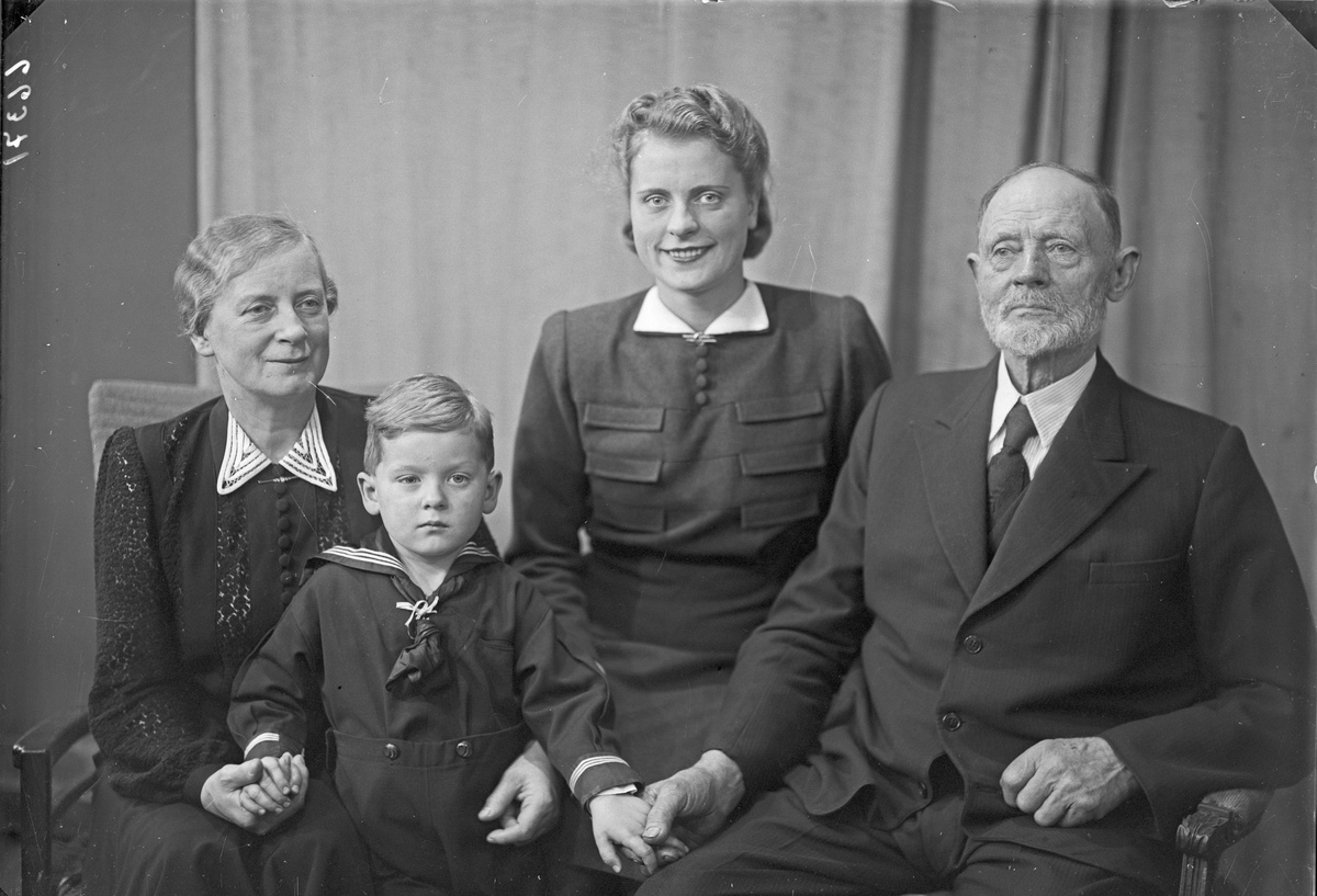 Gruppebilde. Familie. 4 generasjoner. Bestefar, bestemor, datter og dattersønn. Bestilt av Fru Karl Lothe. Hasselgt. 8.