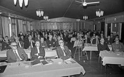 Møtelokale med kun menn. Shipping Kurs.