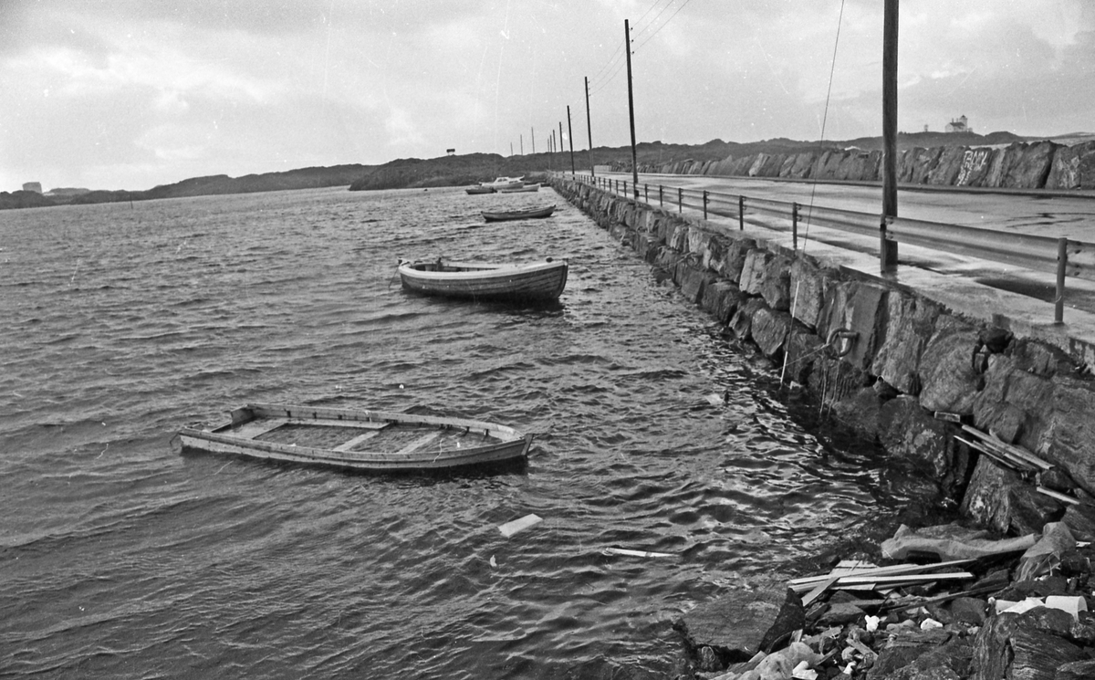 "Nedsykte" båter. Småbåter fortøyd langs Killingøymoloen. Noen har fått for mye vann innenbords og ligger delvis under vann.