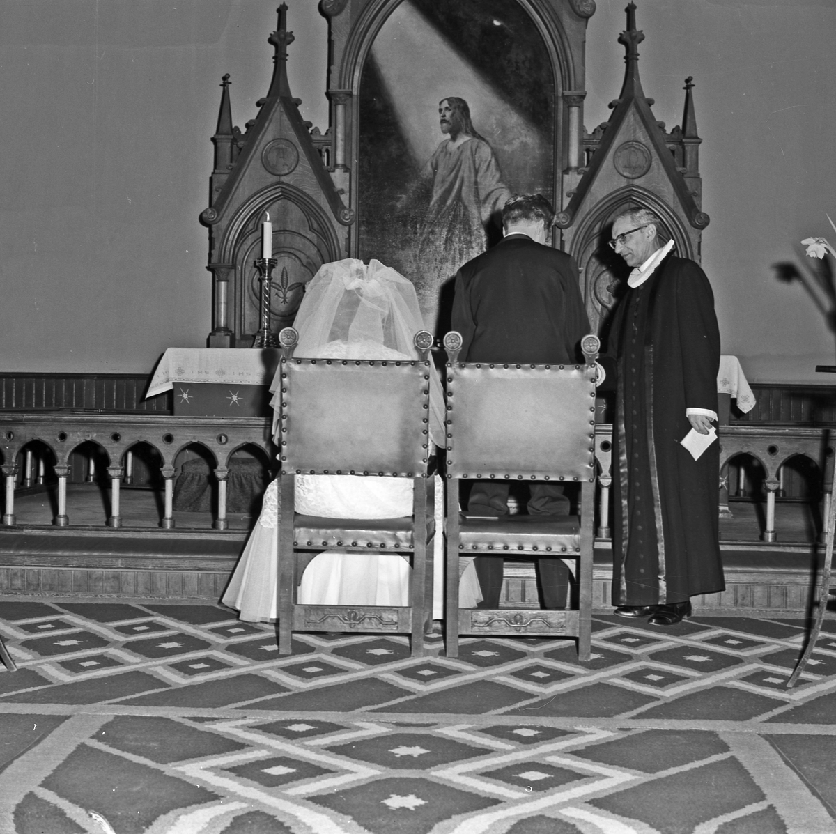 Bryllup. Presten og brudeparet. Før og etter bryllupet. - bestiller Ole Kobbeltvedt c/o Erl. Eike