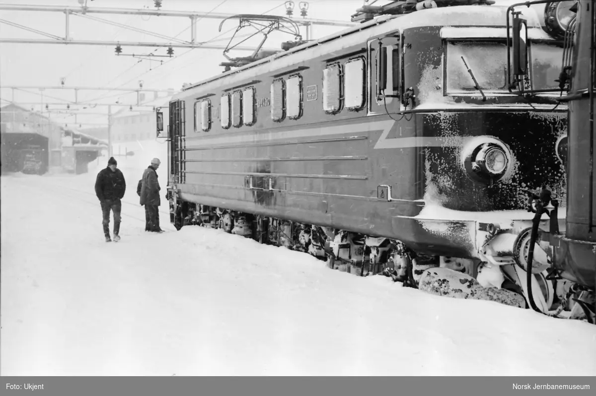 Elektrisk lokomotiv El 13 2130 - prøve med underliggende frontplog og strierammer på Bergensbanen