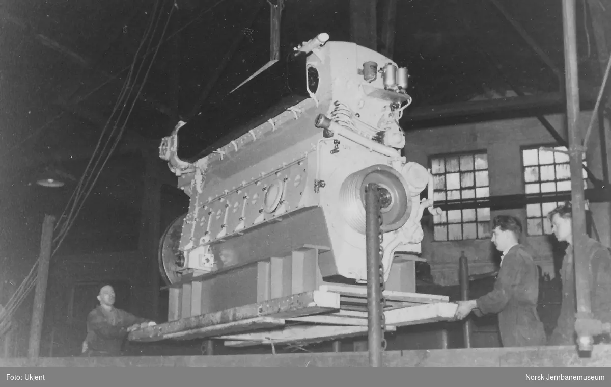 Diesellokomotiv Di 2 803 - utløfting av MaK-motor og innsetting av BMV LT5-motor