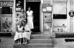 Eikaasgården, Skjønhaug,  Trøgstad, med handelshus i første 