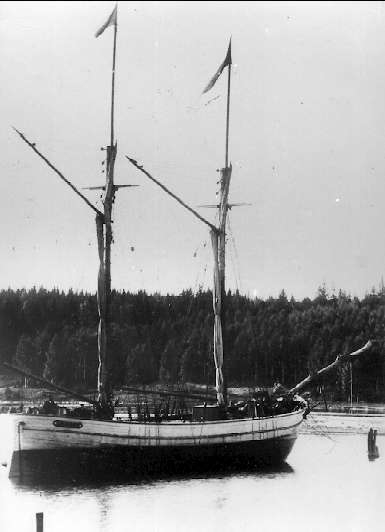Registrerat och information från 2003: Båten Annie, byggd på varv som fanns i Åsen.

Berättelse av Pelle A Frisk, 9 januari 2018.
Galeasen Annie är byggd i Sjötorp år 1897 av skeppsbyggmästare Groht. Under 20 år hade hon sin hemvist i Björsätersviken, i vattnet utanför godset Åsen som ägdes av Wallenius, som också var redare. Hamn fanns ej vid Åsen utan sskutan fick ankras upp. Efter 1920 fick hon sin hemmahamn i Mariestad. Hon ägdes av Wallenius och Ernst Gustav Frisk (som var min farfar). Min far Gotthard seglade under många år med M/S Annie. Berättelse om E. G. Frisk finns i en skrift: Sjökaptenen Ernst Gustav Frisk "Den siste vikingen" Skriften, som är författad av sonsonen Pelle A Frisk, kan rekvieras å Qvarnstensgruvan i Lugnås.
