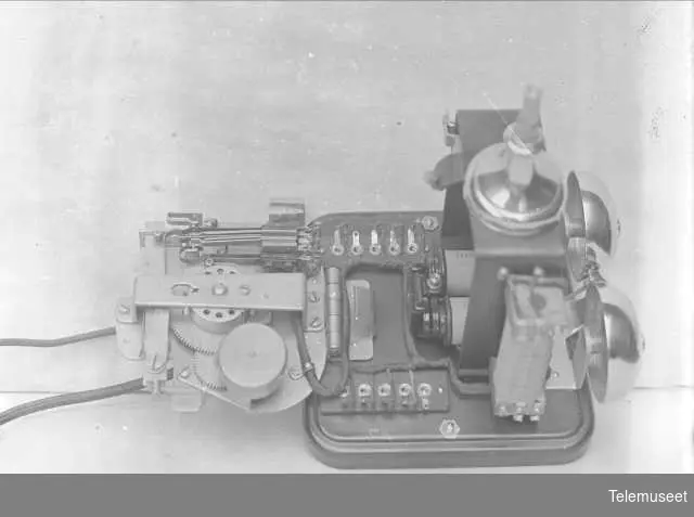 Telefon, automatisk bordapparat i stål,  Siemens & Halske, 13.2.1915. Elektrisk Bureau.