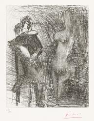 Mann som støtter seg på albuen og sitter halvveis knelende p