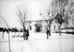 Tosebygda skole i Trøgstad ca. 1920. Ei rekke med ski og sta