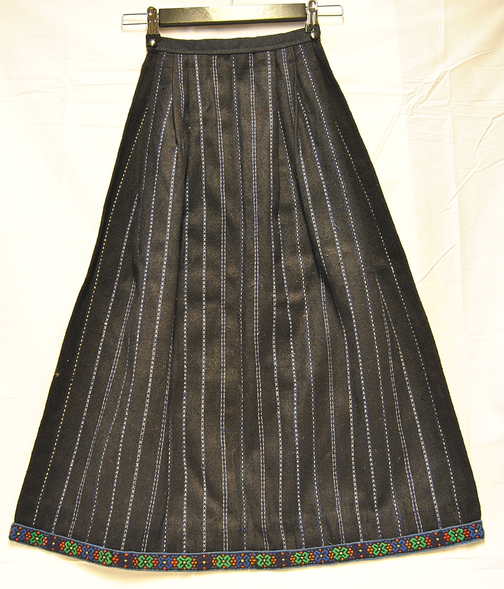 vevdes striper på langs, kantbånd har blomstermotiv