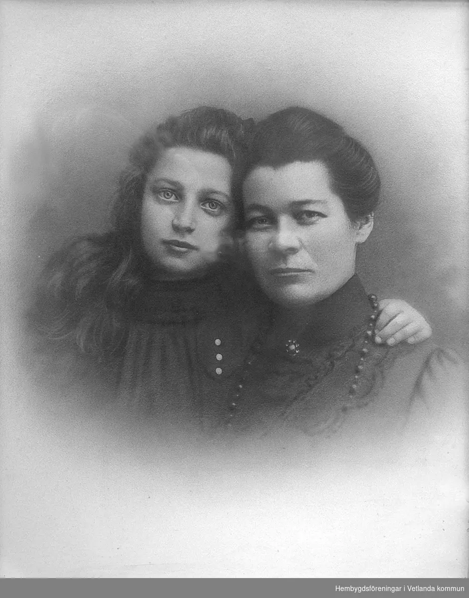 Augusta Lundin (f. Stenqvist) med dottern Rut.