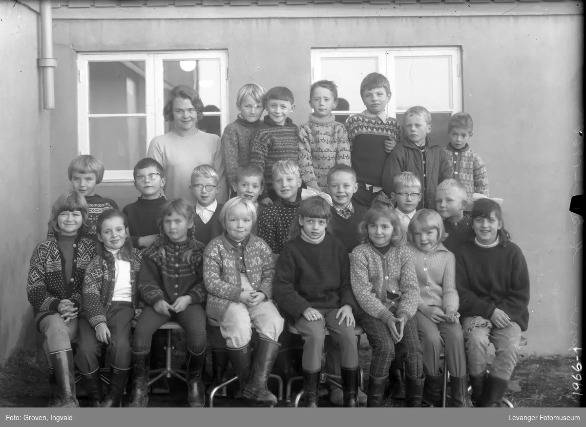 Skolebilde fra folkeskole, Reithaug skole, Åsen.