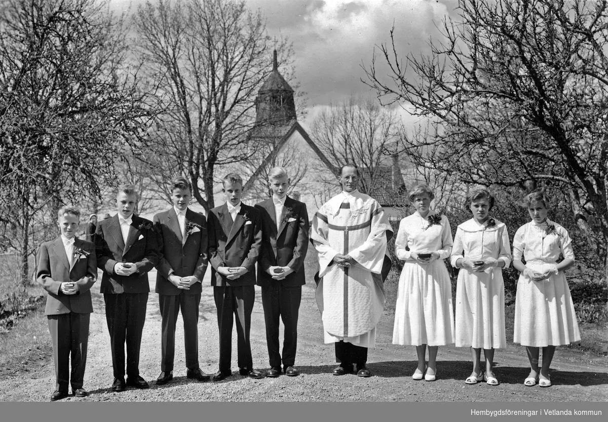 Konfirmander med präst.
Bilden tagen antingen 1956 eller 1957.