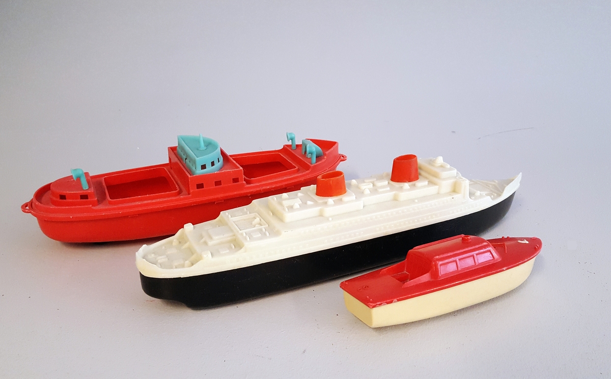 3 leiketøybåtar i plastikk - 1 "cruiseskip" - 1 "ferje" - 1 "lystbåt"