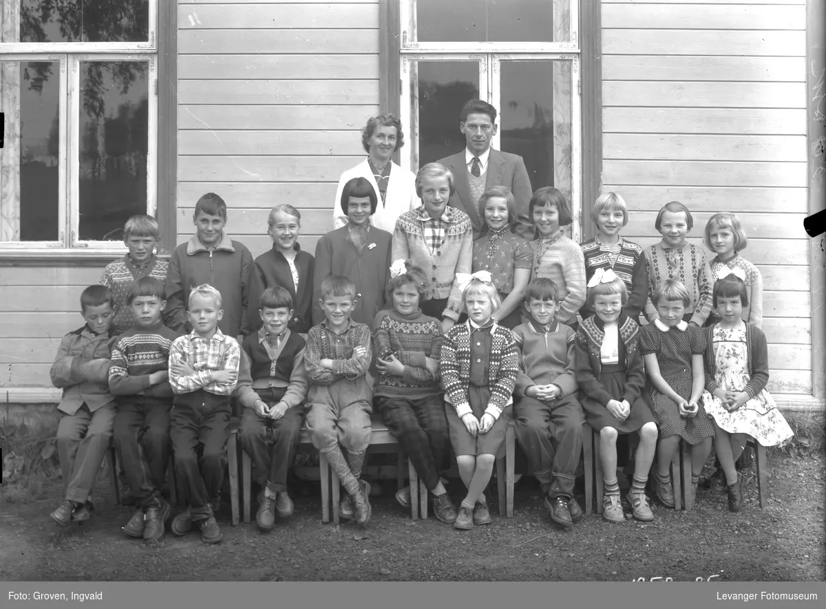 Gruppebilde fra folkeskole. Okkenhaug skole 1958.