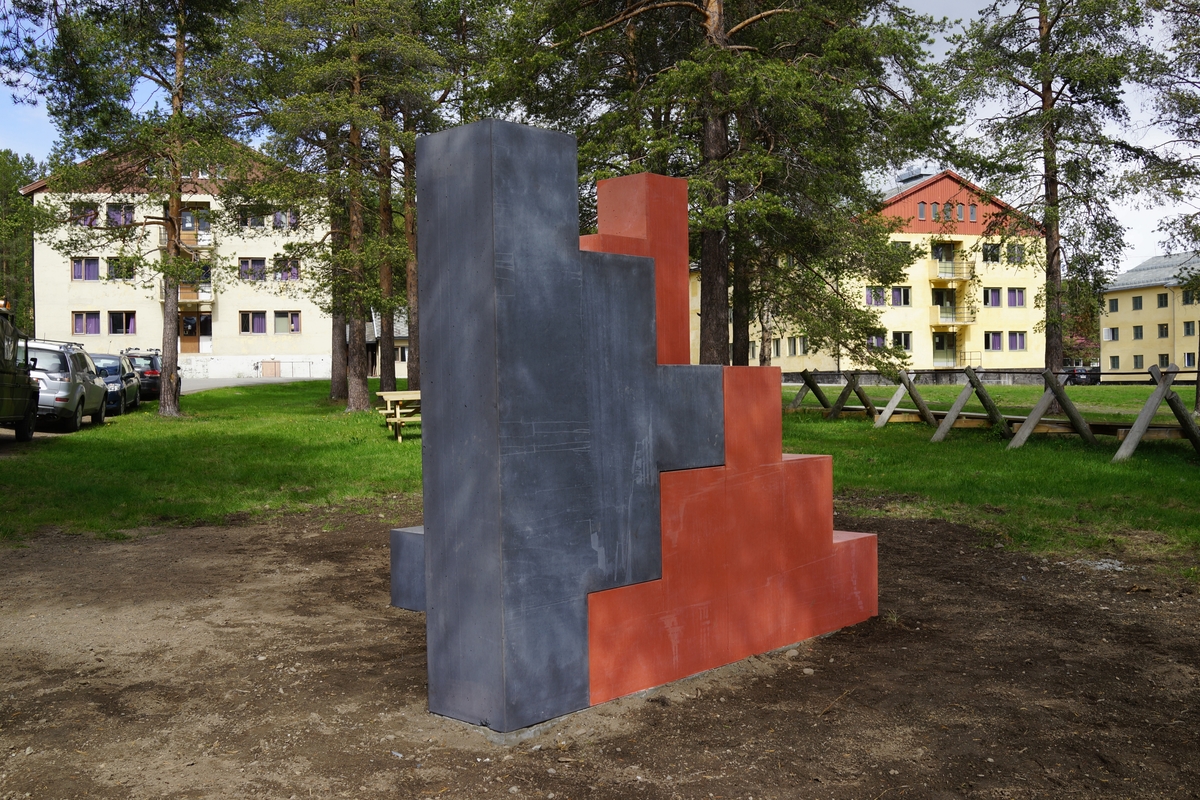 Fire elementer i betong med innstøpt pigment satt sammen til to frittstående skulpturer, og som kan både brukes til trening og å sitte på.
