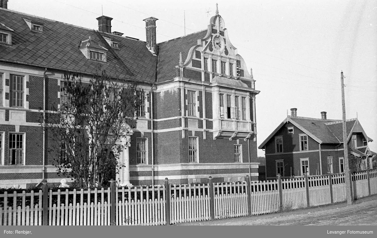 Den ga,mle lærerskolen i Levanger, nå Levanger videregående skole, og rektorboligen til høyre.