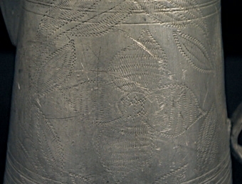 Dryckeskanna av tenn, ciselerad, på locket märkt med en Pythagoras-bild (stjärna).