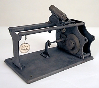 Enl liggare: "Maskin av obek. användning, 19 cm lång, med div. kugghjul m.m."