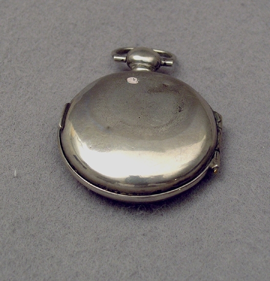 Enl. liggare:
"Luktdosa av silver i urform. Mellanboett med små hål. Diam:3,6 cm.Oläsliga stämplar.