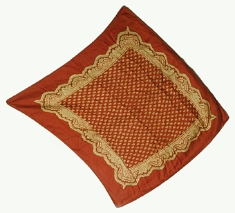 Halskläde av rött siden med tryckt "persiskt" mönster i beige färgton.


Neg.nr: 84-12