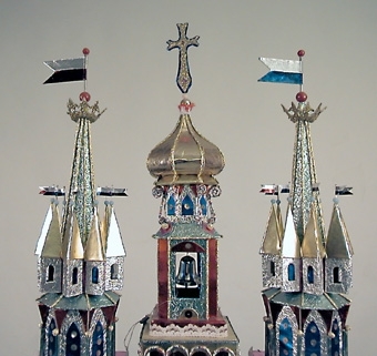 Inköpt från utställningen "Folkkonst från Polen"

Julkrubba i form av kyrkmodell av papp, klätt med mångfärgad aluminiumfolie. Tre torn, den mellersta med ur o. ringkocka. Elektrisk belysning.