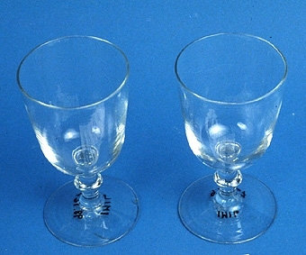 Ölglas på rund fot med vulst.

Neg.nr. 1987-04
