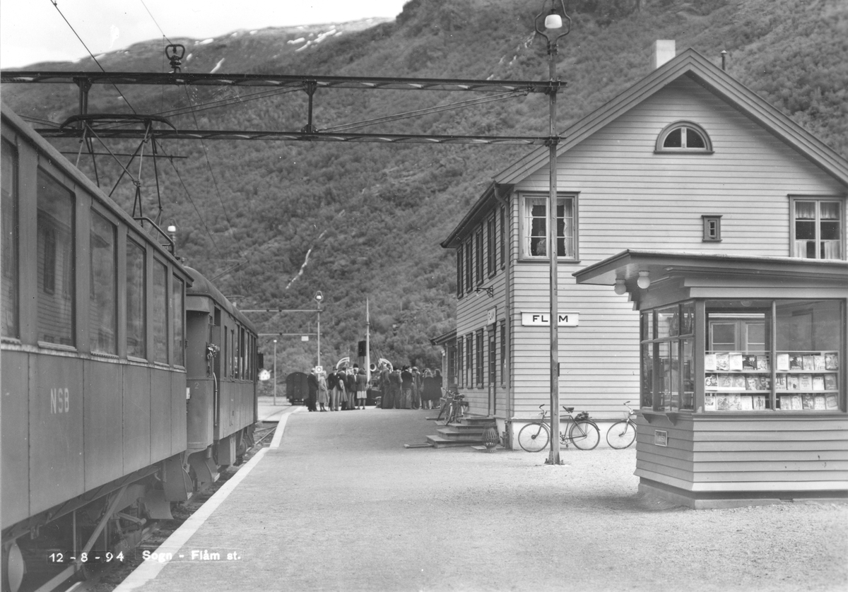 Flåm stasjon med tog fra Myrdal i spor 1.