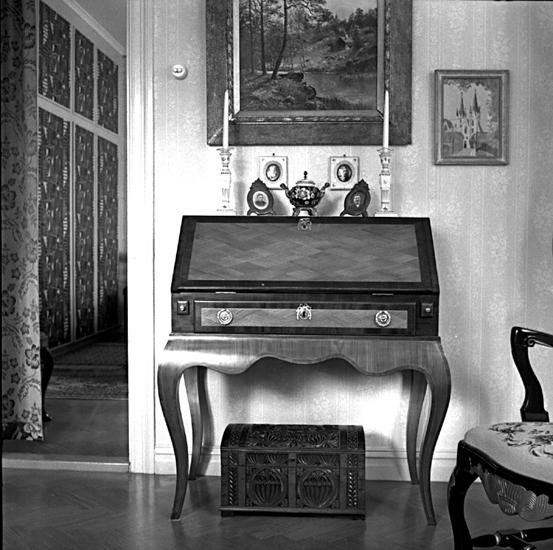 Skara.
Kvarteret Björken nr. 1, Surbrunnsgatan 5. 
Snickarmästare G. Stenströms hem. 
Sekretär tillverkad av Karl Stenström. 
Skrin av Alfred Stenström år 1873.
