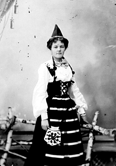 Karin Bäckström f. 1880 drev fotoateljé på Vasagatan 5 i Töreboda. Hon tog över den av sin far Thure Bäckström, som hade etablerat firman 1886, och hon drev den mellan 1896 -1916.
Karin Bäckström gifte sig år 1917 med John Knape.