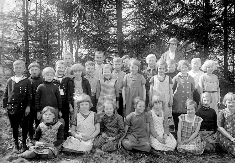 Kvänums folkskola slutet av 1930-talet.
Bland barnen:
Lisbeth Klasson, Skultorp, Kvänum och 
Gun-Britt Svantesson, Oltorp, Kvänum,
Ingegerd Andersson, Badenetorp