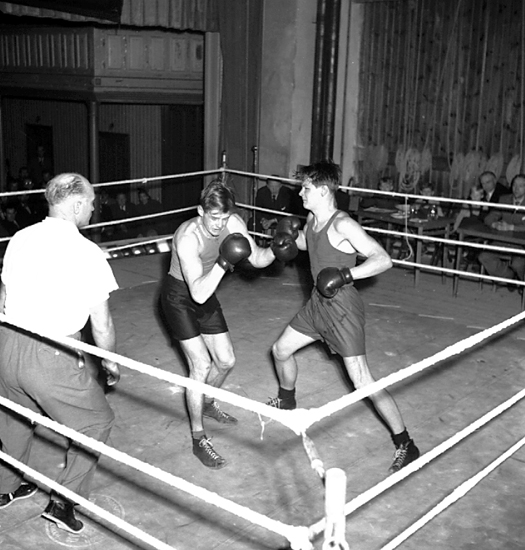 Skara. Boxning; Skaraboxaren Uno Ljungström t.h. Foto 1950.