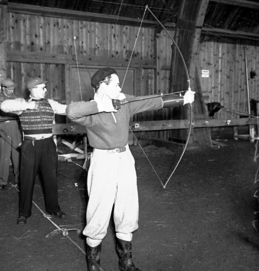 Skara. Bågskytte, uppvisning i SKLS Hallen 11/3 1951.