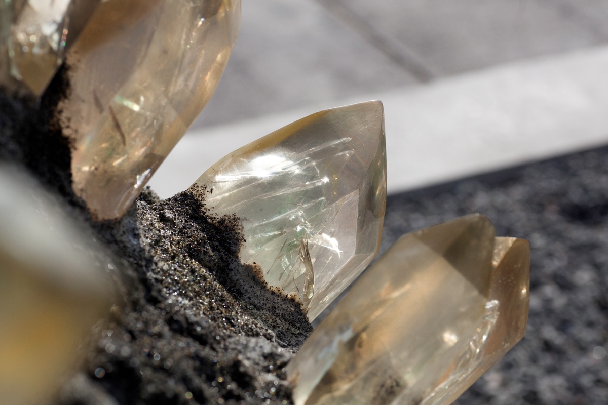 Mineraler og bergarter som er funnet på stedet og brukt i kunstverket:
Gul Limonitt (brunjernstein) med bergkrystall,
Rød Porfyr,
Grønn Prehnitt med kalkspat,
Hvit Porfyr,
Svart Porfyr,
Svart Epidot med bergkrystall