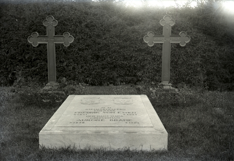 Text på gravsten:
"H. H. 
Riksmarskalken, friherren Fredrik von Essen 1831-1921
och hans maka grefvinnan Aurore Brahe
1838-1924"