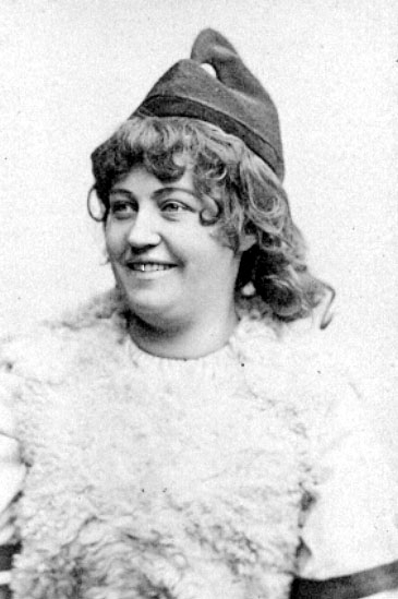Fröken Anna H. Ch. Pettersson Norrie i Bocaccio på Vasateatern.

Norrie, Anna, f. Pettersson, 1860-1957, sångerska. N. gjorde tidigt succé som operettartist och blev genren trogen; ett ofta upprepat glansnummer var titelrollen i "Sköna Helena". Hon prövade även talroller, gjorde några filmroller, bl.a. hos Stiller, och drev under första världskriget egen kabaré i Köpenhamn.
http://www.ne.se/jsp/search/article.jsp?i_art_id=271827