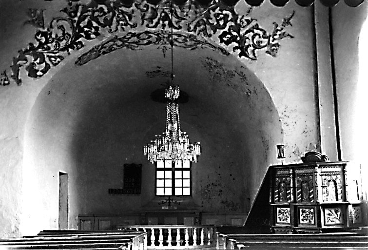 Alboga gamla kyrka. 
Interiör mot altaret.
