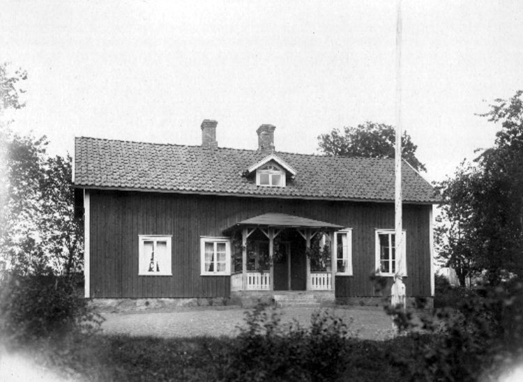 Valstad socken. 

Firman Ad. Lidwall i Tidaholm etablerades 1862. Mivis Lidwall f. 1856 och Adolf Lidwall drev den tillsammans med sin dotter Signe.