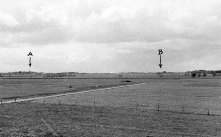 Utsikt från Stommen mot sydväst under A kyrkan.

Fototid: 30/5 1952.

Arkeolog och dr. Harald Wideén.