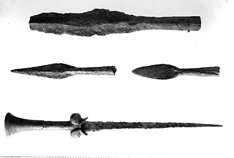 2001-02-02, AS. Översta föremålet är en Lansspets och det är föremål 2 och 3 med, däremot nr 4 är en Dolk (Njur eller Testikeldolk) Föremålen är från medeltiden,
( ca:1200-1500-talet).

Inv.nr:4760, 6103, 4756.