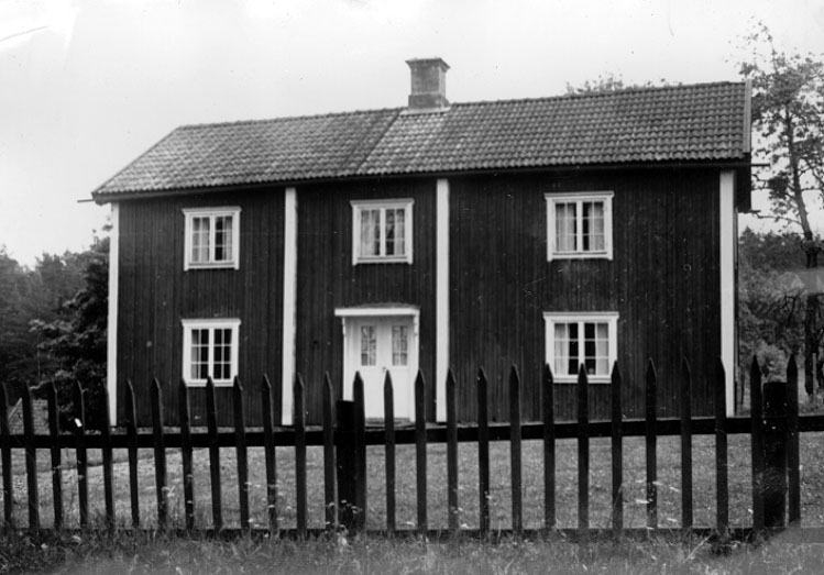 2002-04-05,AS. Thure Elgåsen. f. 1910. d. 6/9-1985. Tivedenkännare, konsthant-
verkare, scoutledare och hembygdsföreningsman.
Övriga upplysningar se personarkiv i Västergötlands museum.