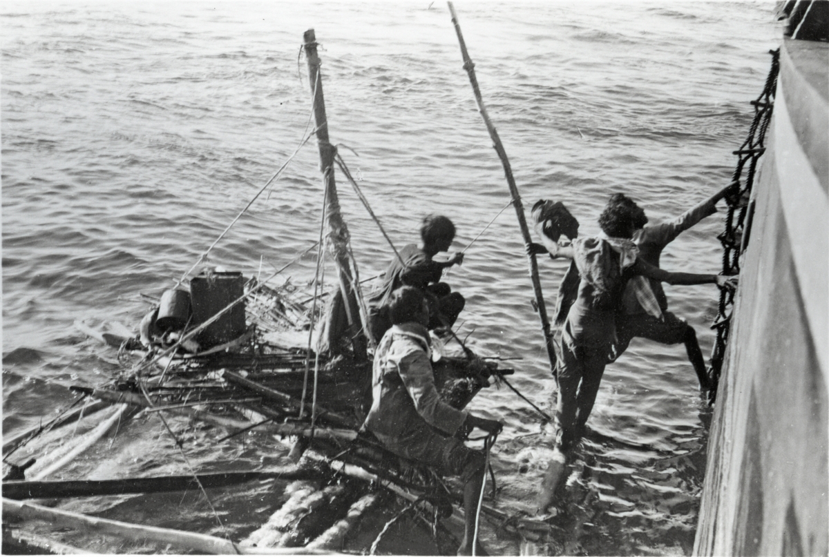 Berging av fire annamitter/vietnamesere som ble tatt opp av D/S 'Hermod' (b.1925) på reise mellom Bangkok og Hong Kong