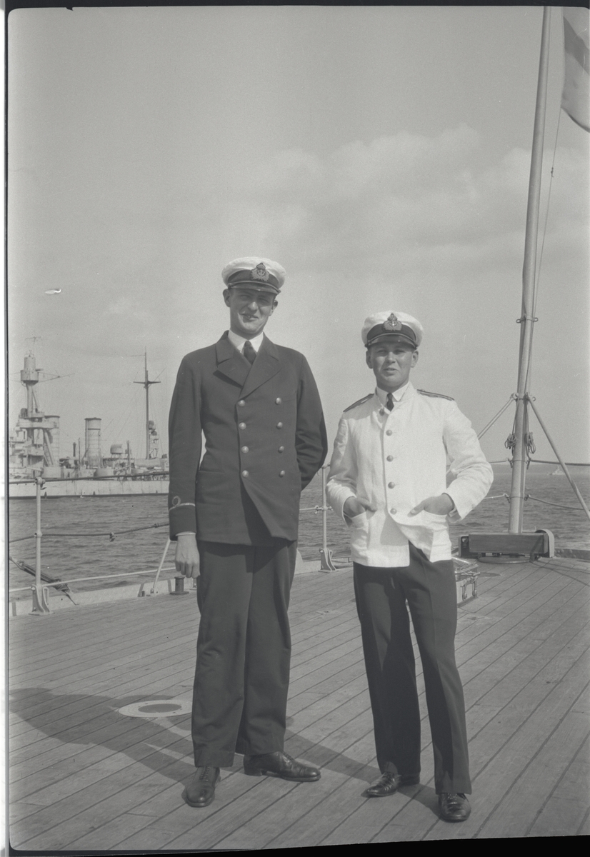 Fänrikarna Riben (t v) och Norman (t h) på fartygsdäck hösten 1929