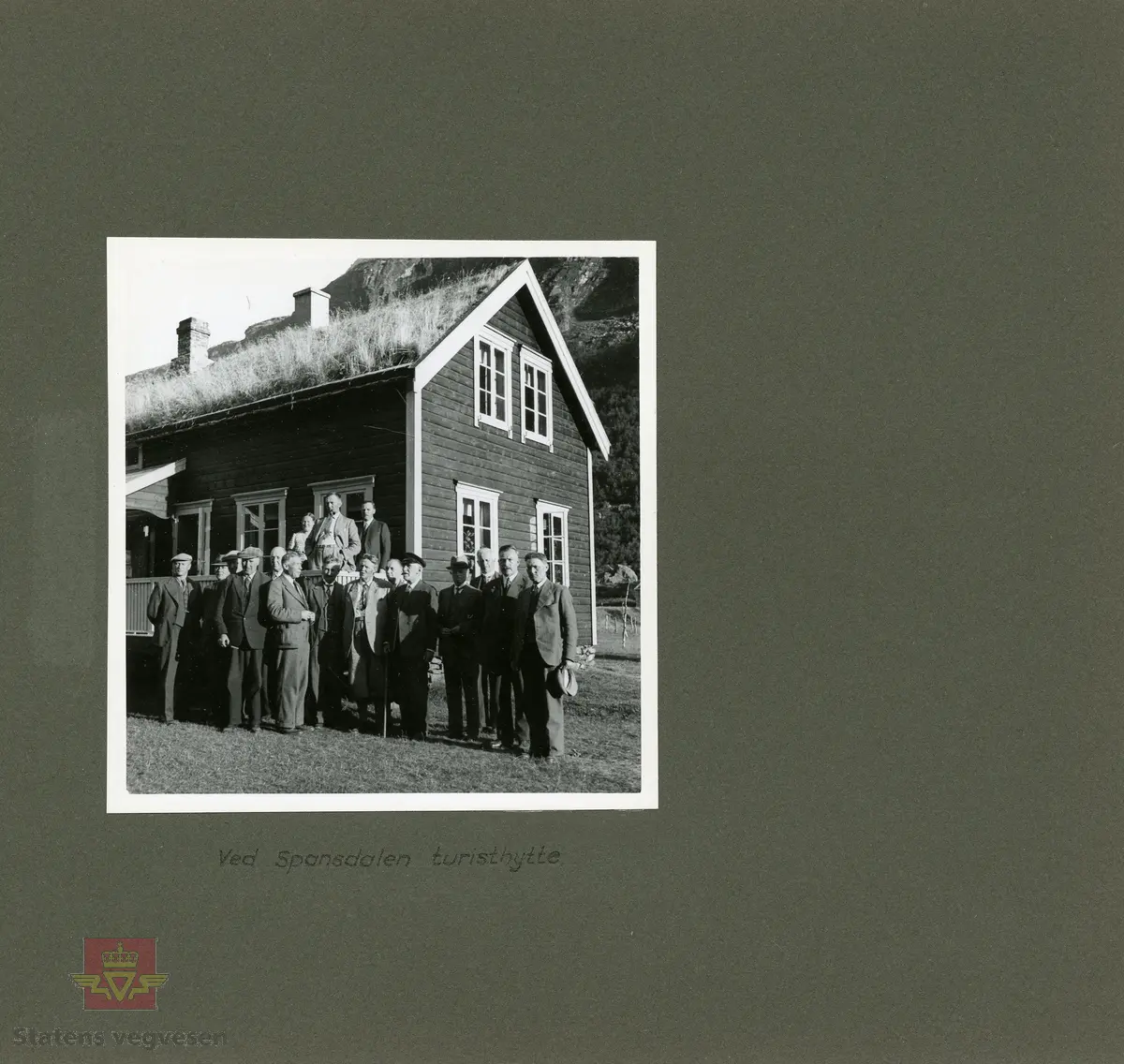 Baalsruds minnealbum . "Mindealbum". Fra deltagerne i Veg- og Jernbanekomiteens reise i Troms fylke 1937. Albumet inneholder 17 sider med bilder og håndskrevet informasjon til bildene.