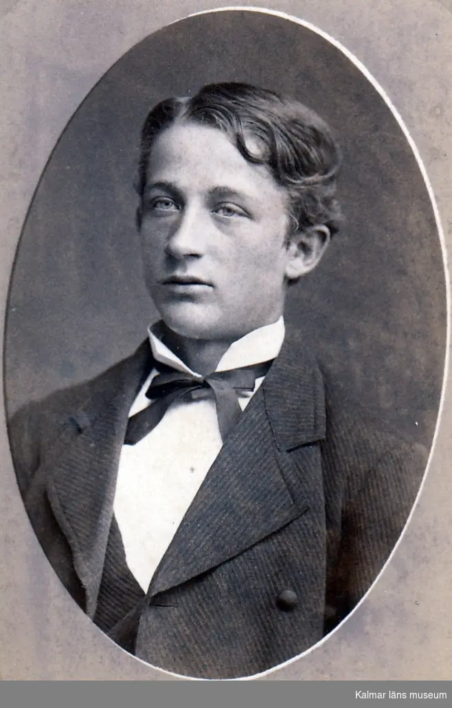 Viktor Sjöberg, ingenjör. Född 1861. Son till kapten N. O. Sjöberg i Kalmar. Som gosse gjort fartygsmodellen K. M. 13503.